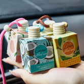 Diffuseur d'aromathérapie pour voiture, bouteille en verre suspendue, désodorisant automatique pour huiles essentielles, décor d'ornement de parfum de voiture naturel