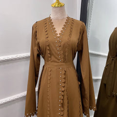 Cardigan perlé fait main, jupe longue élégante
