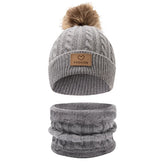 This set of knitted hats and scarves for children is suitable for children aged 3 to 12 years to wear