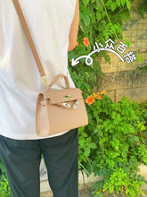 Elegant leather messenger bag for ladies, designer luxury shoulder bag, classic tote bag from a popular brand