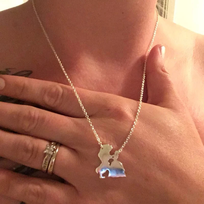Collier la belle et la bête pour femmes, bijoux de film, pendentif Prince princesse, accessoires pour amoureux, cadeaux, nouvelle collection 2025
