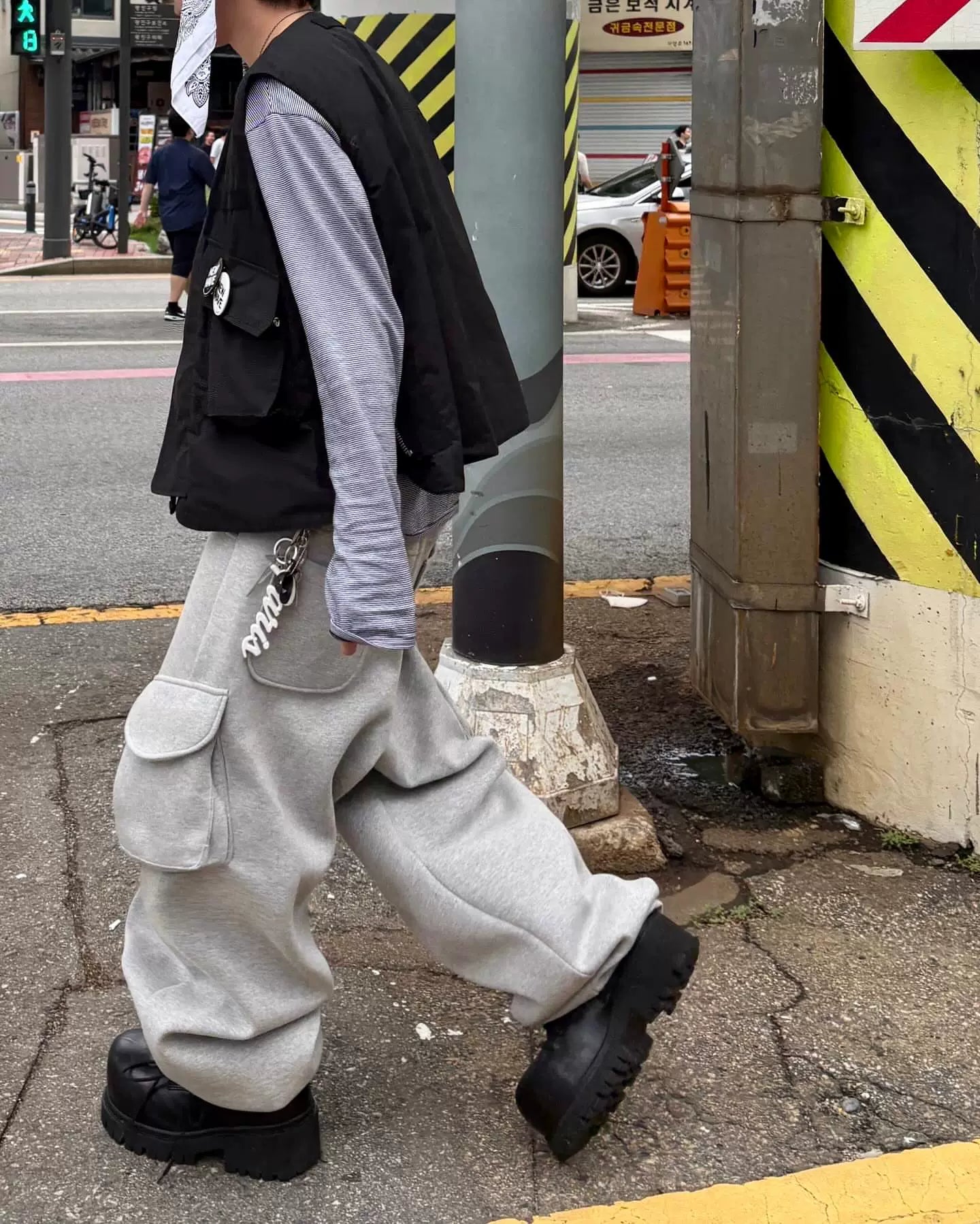 Mjd Heavy-Duty Three-Dimensional Pleated Curved Hem Sweatpants with Large Pockets, Baggy Style, Jogger Cuffs, Gray Sports Trousers Koin