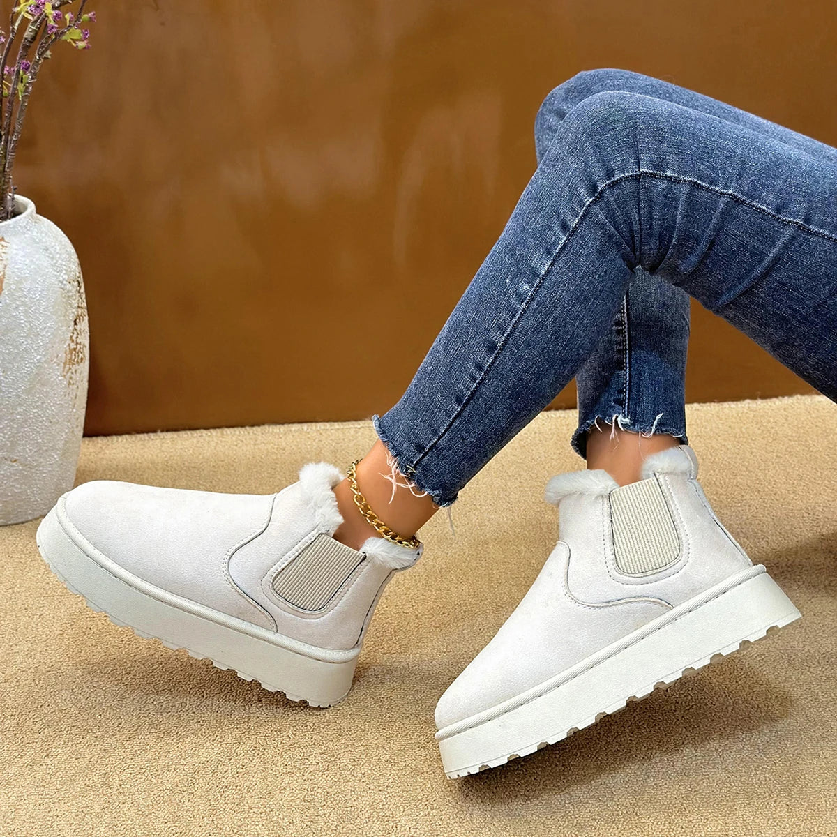 2025 Bottes de neige à enfiler à bout rond pour femmes pour un usage quotidien au bureau Bottes de neige décontractées antidérapantes à semelles épaisses Nouvelles bottines chaudes en daim