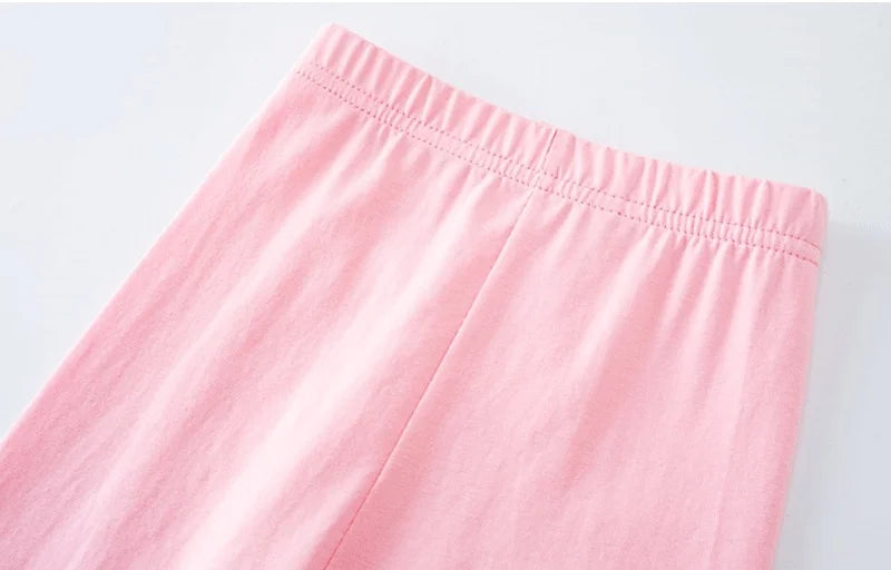 Girls' leggings for spring and summer, suitable for outdoor wear. They are slim-fitting, long pants for children.