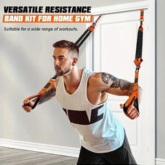 Équipement de fitness à domicile. Une bande de résistance utilisée pour la pression vers le bas et autres exercices pour façonner vos triceps, latissimus dorsi