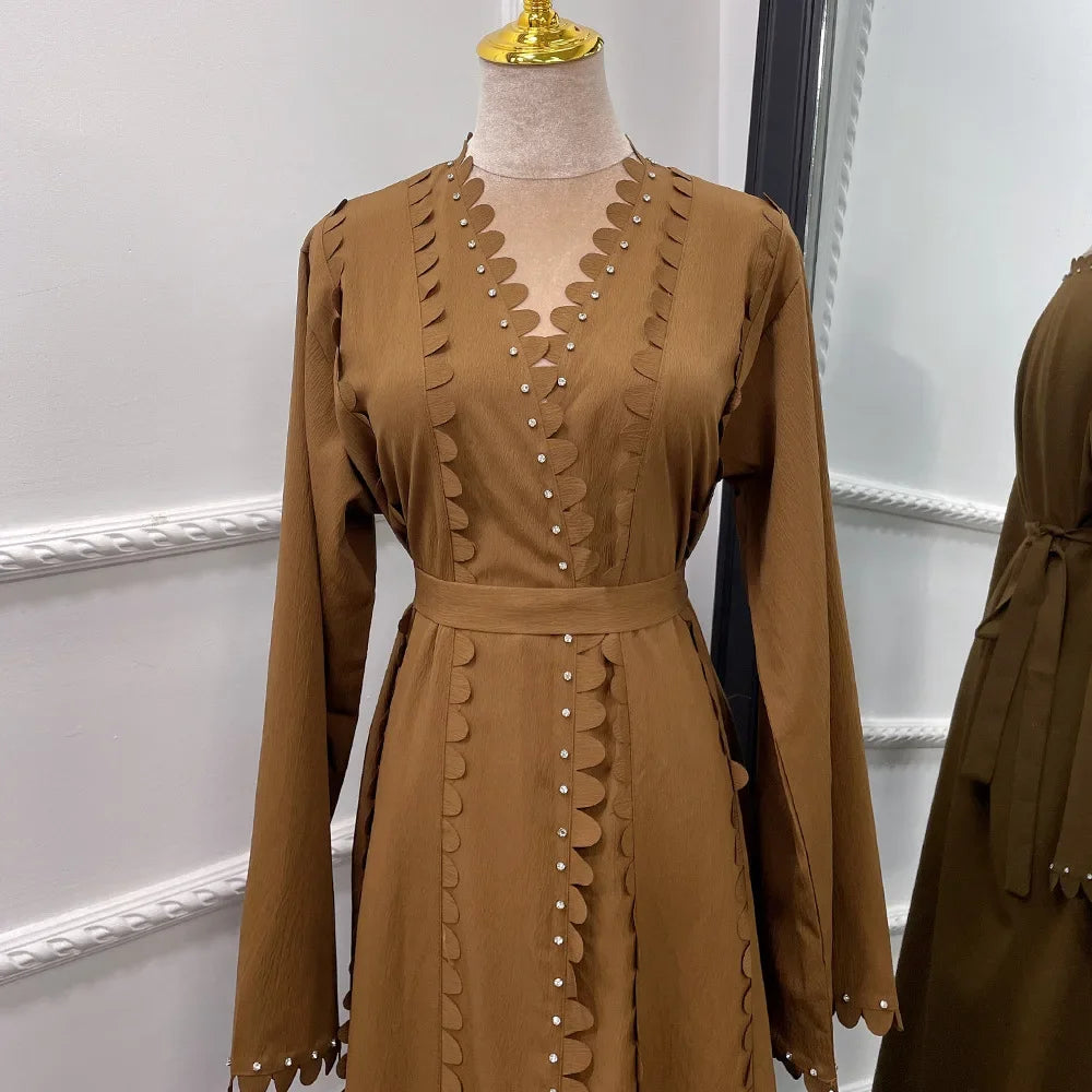 Cardigan perlé fait main, jupe longue élégante