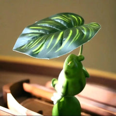 Creative cartoon resin frog figurine with leaves, garden frog statue, handcrafted landscape decoration, frog ornament, aquarium decor