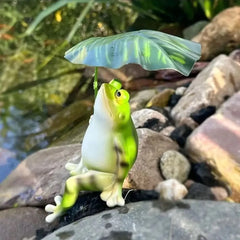 Creative cartoon resin frog figurine with leaves, garden frog statue, handcrafted landscape decoration, frog ornament, aquarium decor