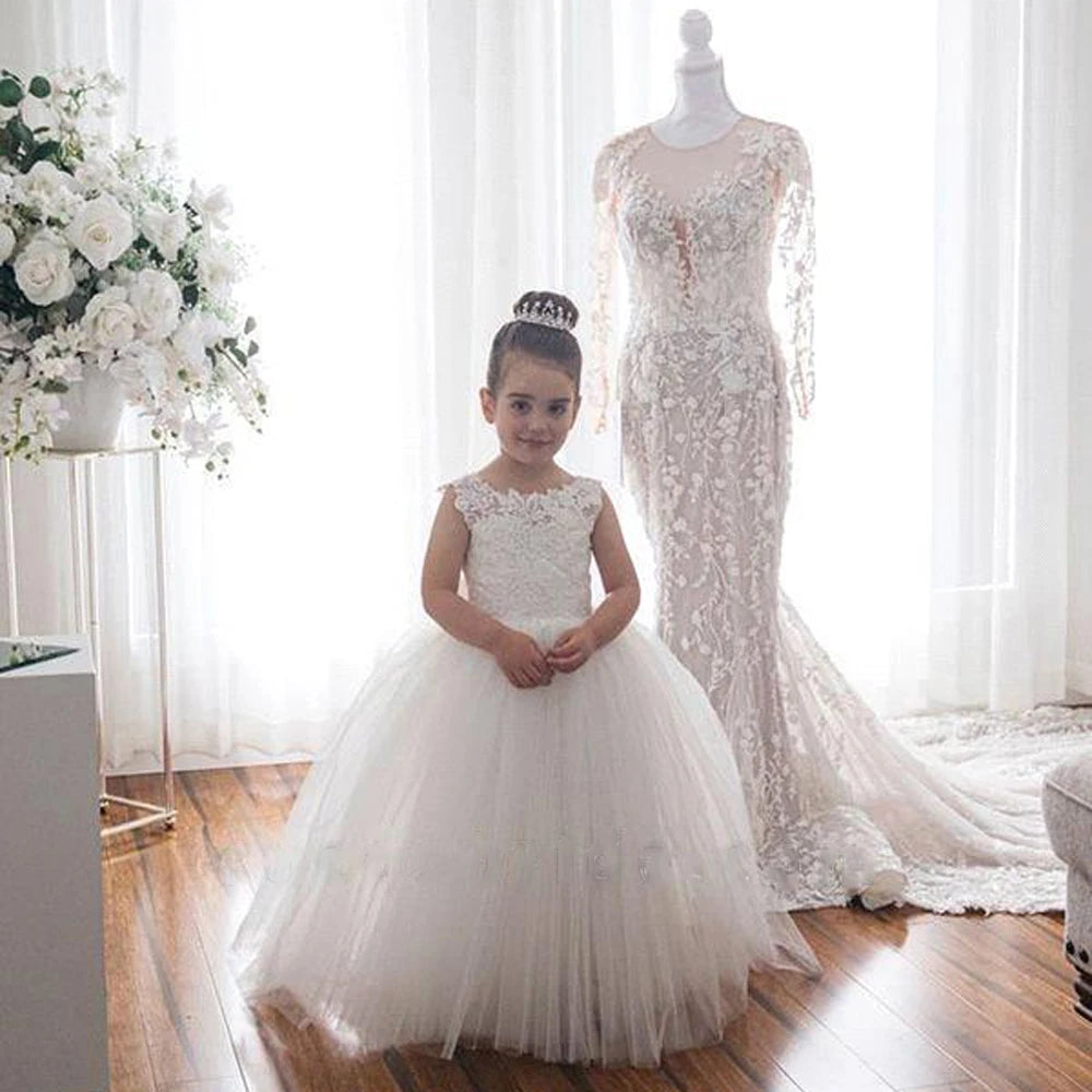 White lace bridesmaid dress for girls, with large floral bow, children's ball gown, wedding party dress, pageant dress, first communion dress