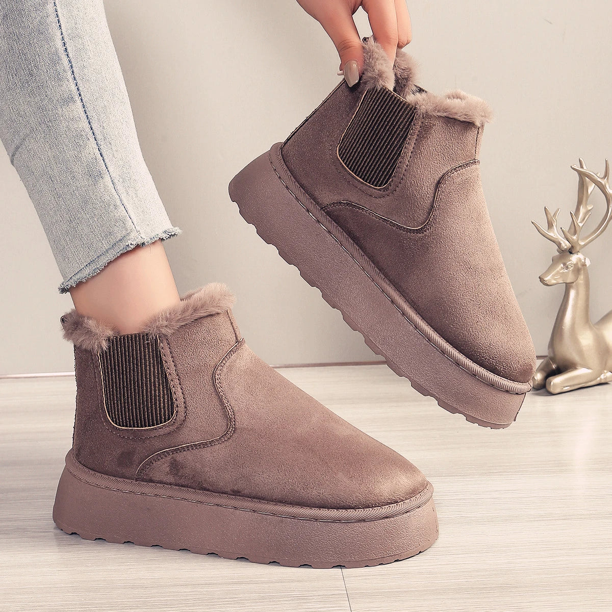2025 Bottes de neige à enfiler à bout rond pour femmes pour un usage quotidien au bureau Bottes de neige décontractées antidérapantes à semelles épaisses Nouvelles bottines chaudes en daim