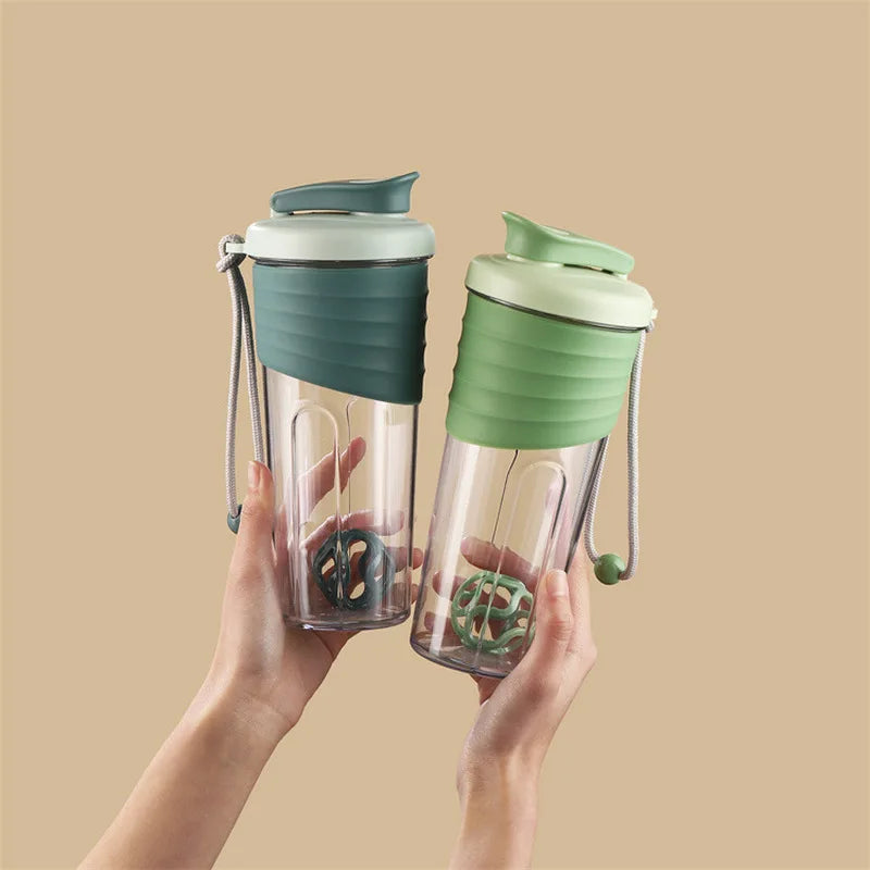 Bouteille d'eau portative de grande capacité pour sports de plein air, tasse transparente de secoueur de protéines avec sangle de transport pour le fitness et la randonnée