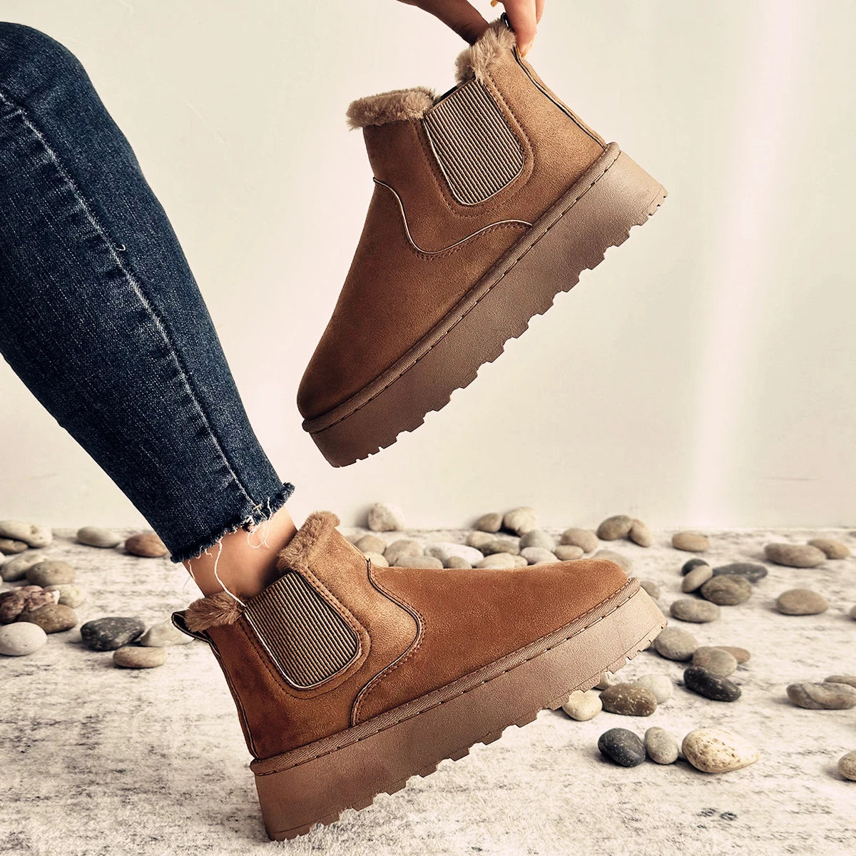2025 Bottes de neige à enfiler à bout rond pour femmes pour un usage quotidien au bureau Bottes de neige décontractées antidérapantes à semelles épaisses Nouvelles bottines chaudes en daim