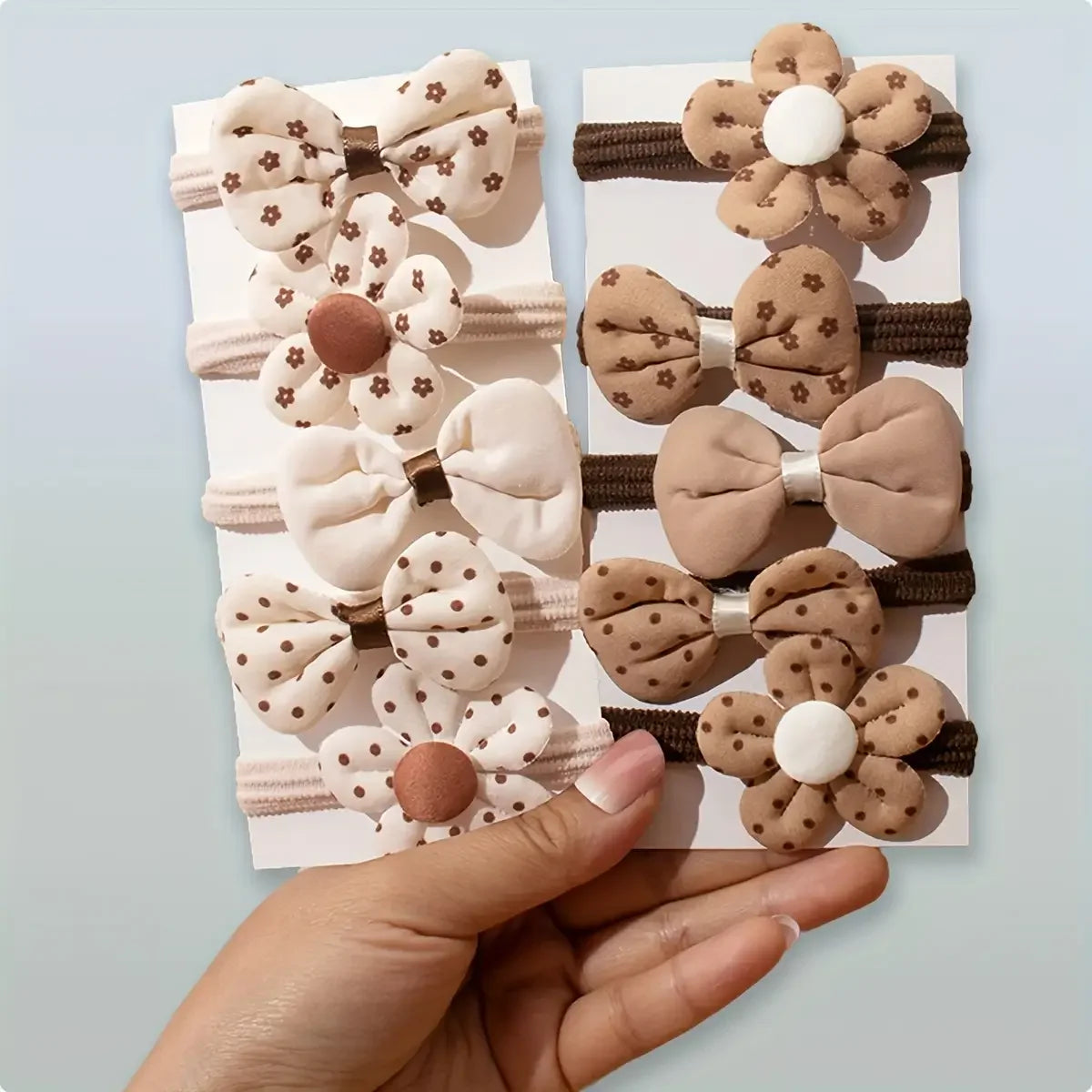 Set of 10 sporty hair accessories for girls with a floral design and a bow tie, in light beige color.