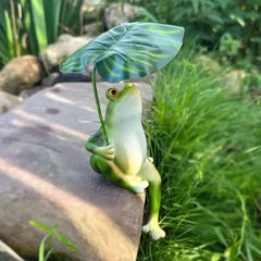 Creative cartoon resin frog figurine with leaves, garden frog statue, handcrafted landscape decoration, frog ornament, aquarium decor