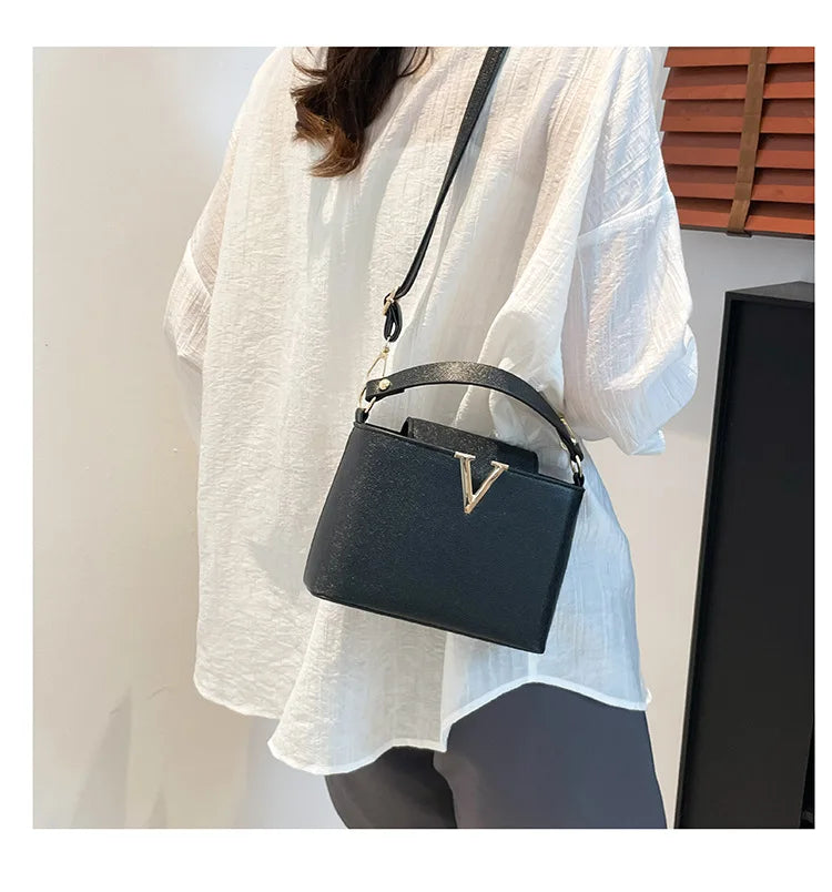 Sac fourre-tout de luxe pour femmes, sac seau élégant en cuir Pu en forme de V Chic, sac à main à couverture supérieure pour femmes, sac à bandoulière pour femme