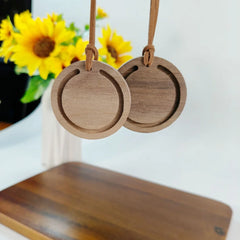 Diffuseur rond en bois de qualité supérieure, fait à la main en bois de cire blanche et noyer noir, accessoires aromatiques de Suspension de voiture élégants, 1 pièce