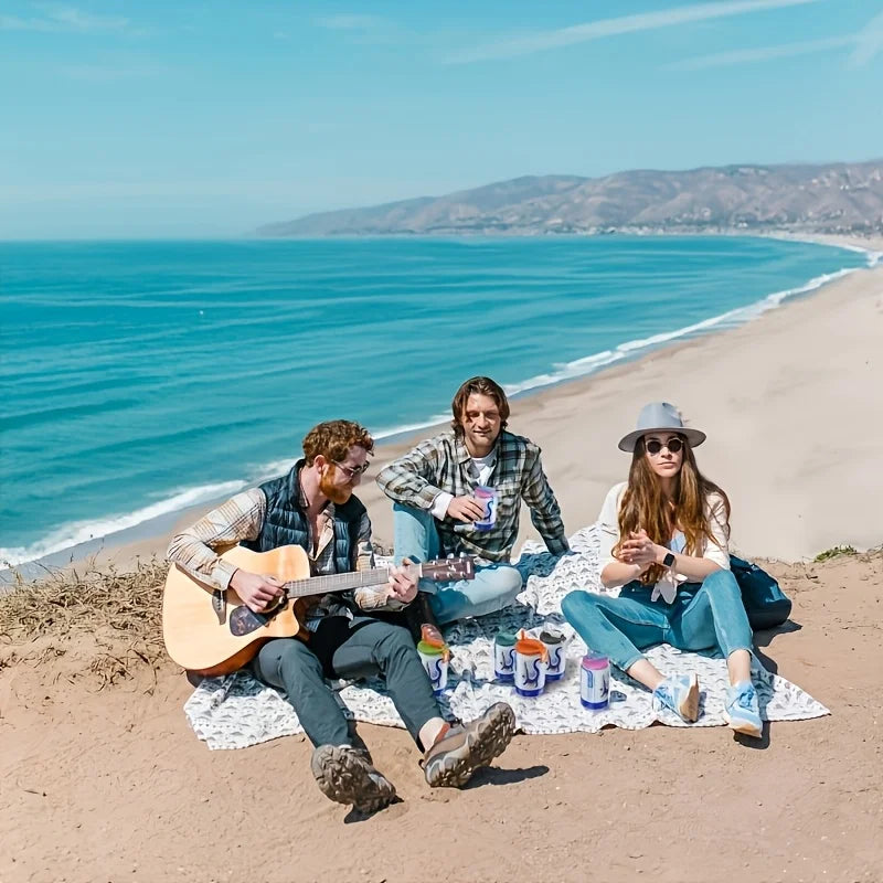 Couvercle de canette de boisson gazeuse réutilisable. Le couvercle de canette de boisson gazeuse peut être utilisé pour les boissons, les jus et les boissons gazeuses et livrés avec une paille