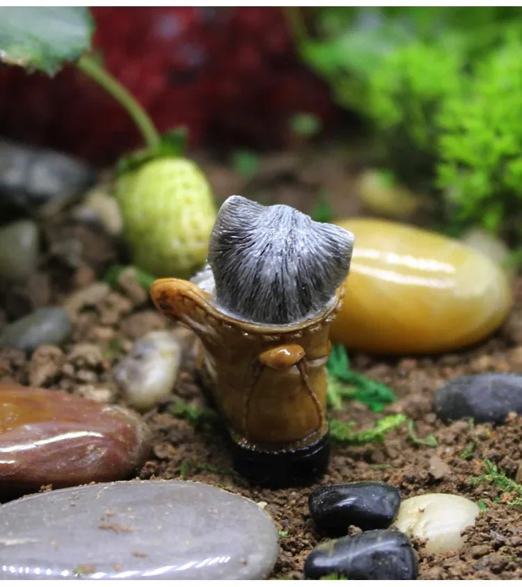 Kawaii cartoon cat figurine, Auckland cat sleeping in a boot, mini resin indicator, fun desk decorations, gift for friends