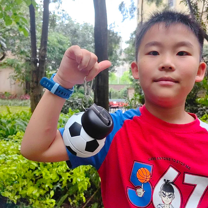 Les enfants plierent les tasses d'eau de Sports de plein air bouteille de basket-ball/Football, bouteille d'eau Portable étanche pour enfants étudiants, peut accrocher le sac à dos