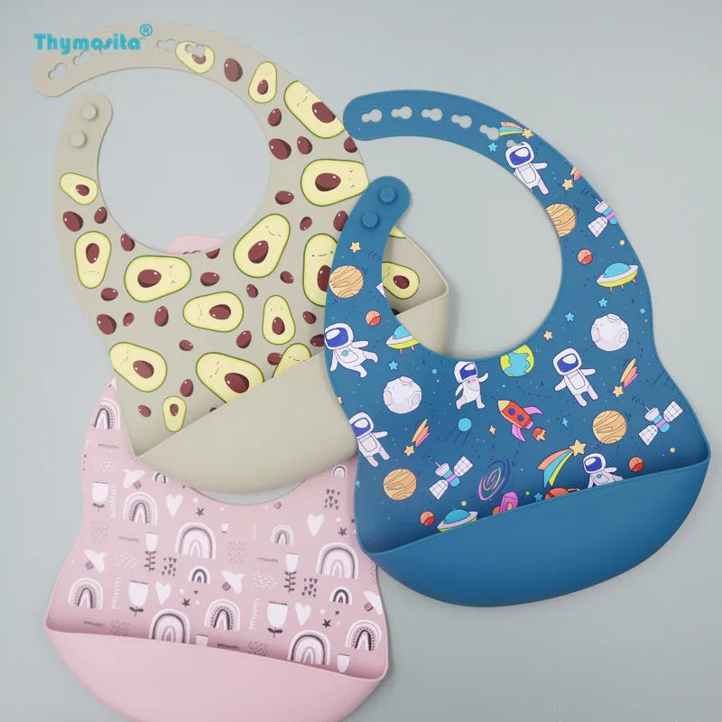 Nouveauté bavoirs en silicone pour bébé impression en silicone bavoir pour nouveau-né alimentation rot tissu avocat zoo tracteur impression vaisselle