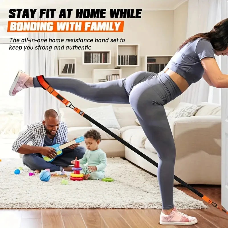 Équipement de fitness à domicile. Une bande de résistance utilisée pour la pression vers le bas et autres exercices pour façonner vos triceps, latissimus dorsi