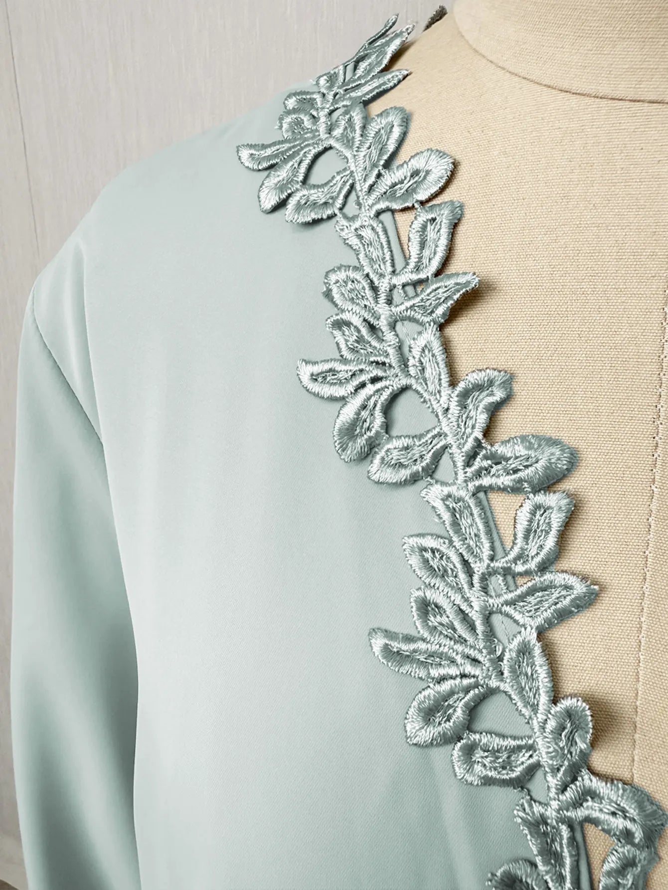 Abaya beige élégant de Dubaï pour femmes musulmanes – Intrument conçu avec une pièce de broderie multicolore dans la mode modeste islamique