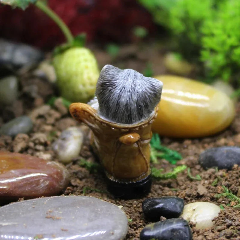 Kawaii cartoon cat figurine, Auckland cat sleeping in a boot, mini resin indicator, fun desk decorations, gift for friends