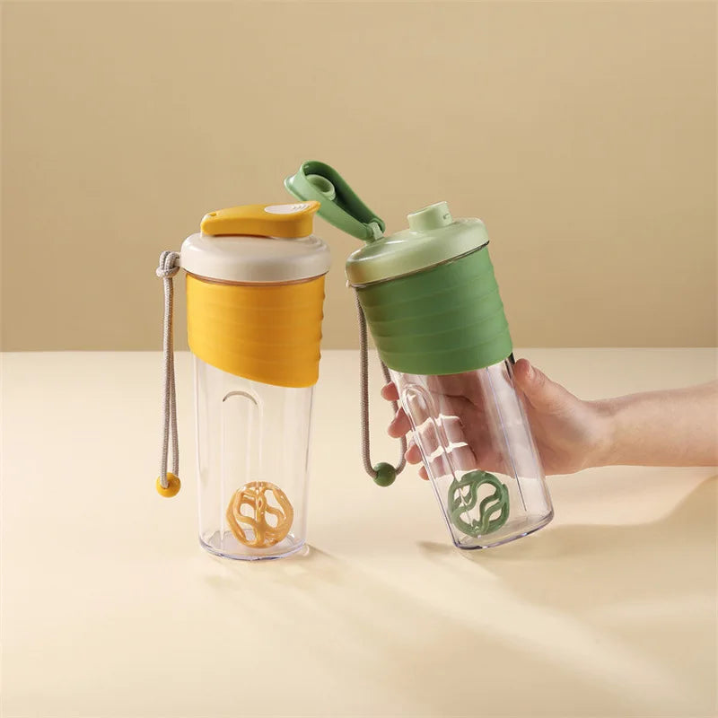 Bouteille d'eau portative de grande capacité pour sports de plein air, tasse transparente de secoueur de protéines avec sangle de transport pour le fitness et la randonnée