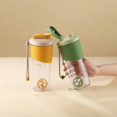 Bouteille d'eau portative de grande capacité pour sports de plein air, tasse transparente de secoueur de protéines avec sangle de transport pour le fitness et la randonnée