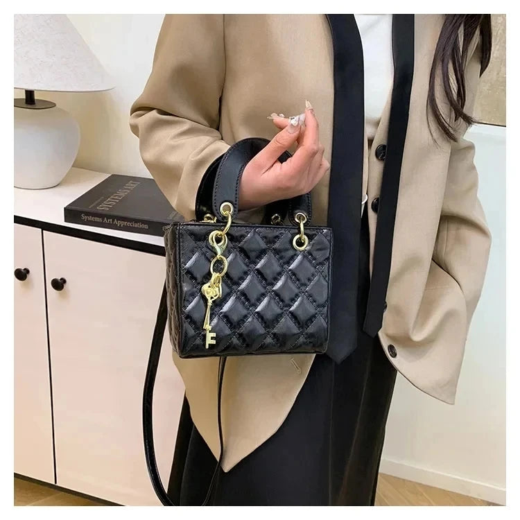 Fashionable and versatile women's shoulder/handbag with a simple diamond grid design and a high-quality PU leather square bag 