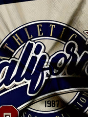 T-shirt graphique vintage California Sports League pour hommes – T-shirt athlétique rétro avec accents bleu marine et rouge – Col rond léger
