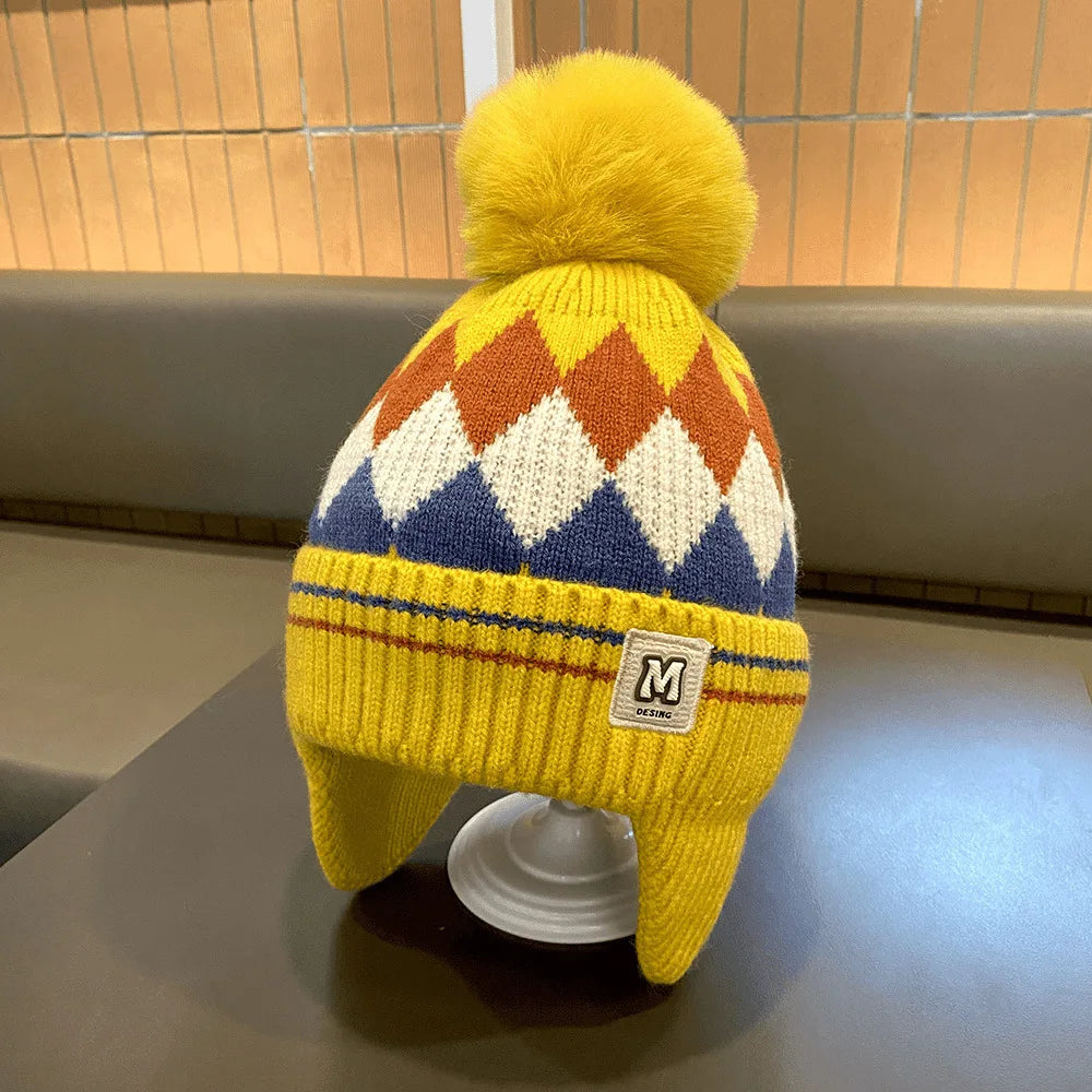 Nouveaux enfants tricoté chapeau chaud hiver chapeau avec peluche Pom cache-oreilles enfants coupe-vent et résistant au froid bonnet cadeau pour enfants