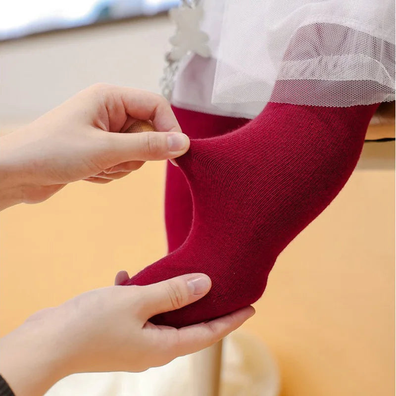 A pair of full-leg baby leggings suitable for boys and girls aged 0 to 4 years, available in five colors.