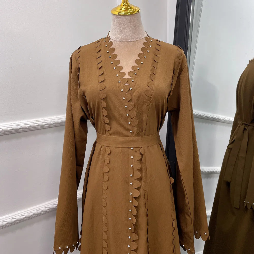 Cardigan perlé fait main, jupe longue élégante