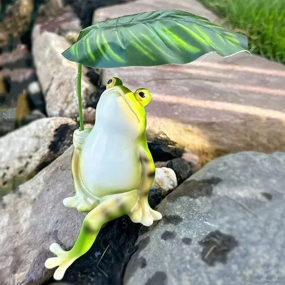 Creative cartoon resin frog figurine with leaves, garden frog statue, handcrafted landscape decoration, frog ornament, aquarium decor