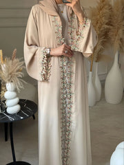 Abaya beige élégant de Dubaï pour femmes musulmanes – Intrument conçu avec une pièce de broderie multicolore dans la mode modeste islamique