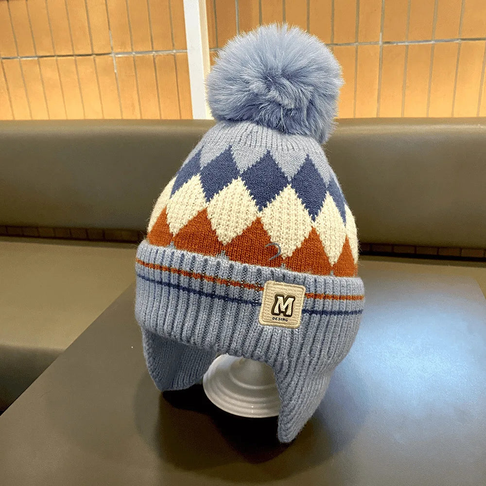 Nouveaux enfants tricoté chapeau chaud hiver chapeau avec peluche Pom cache-oreilles enfants coupe-vent et résistant au froid bonnet cadeau pour enfants