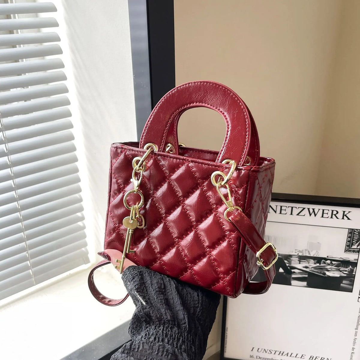 Fashionable and versatile women's shoulder/handbag with a simple diamond grid design and a high-quality PU leather square bag 