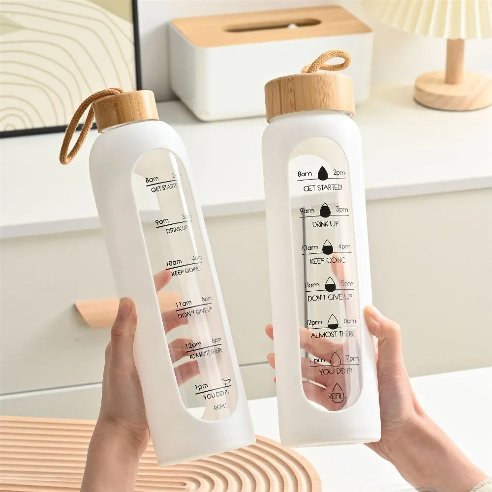 Bouteilles d'eau en verre marquées dans le temps, 32oz, 1l, bouteille de boisson Portable, couvercle en bambou, sans plomb, bouteille de Sport de motivation, manchon en Silicone