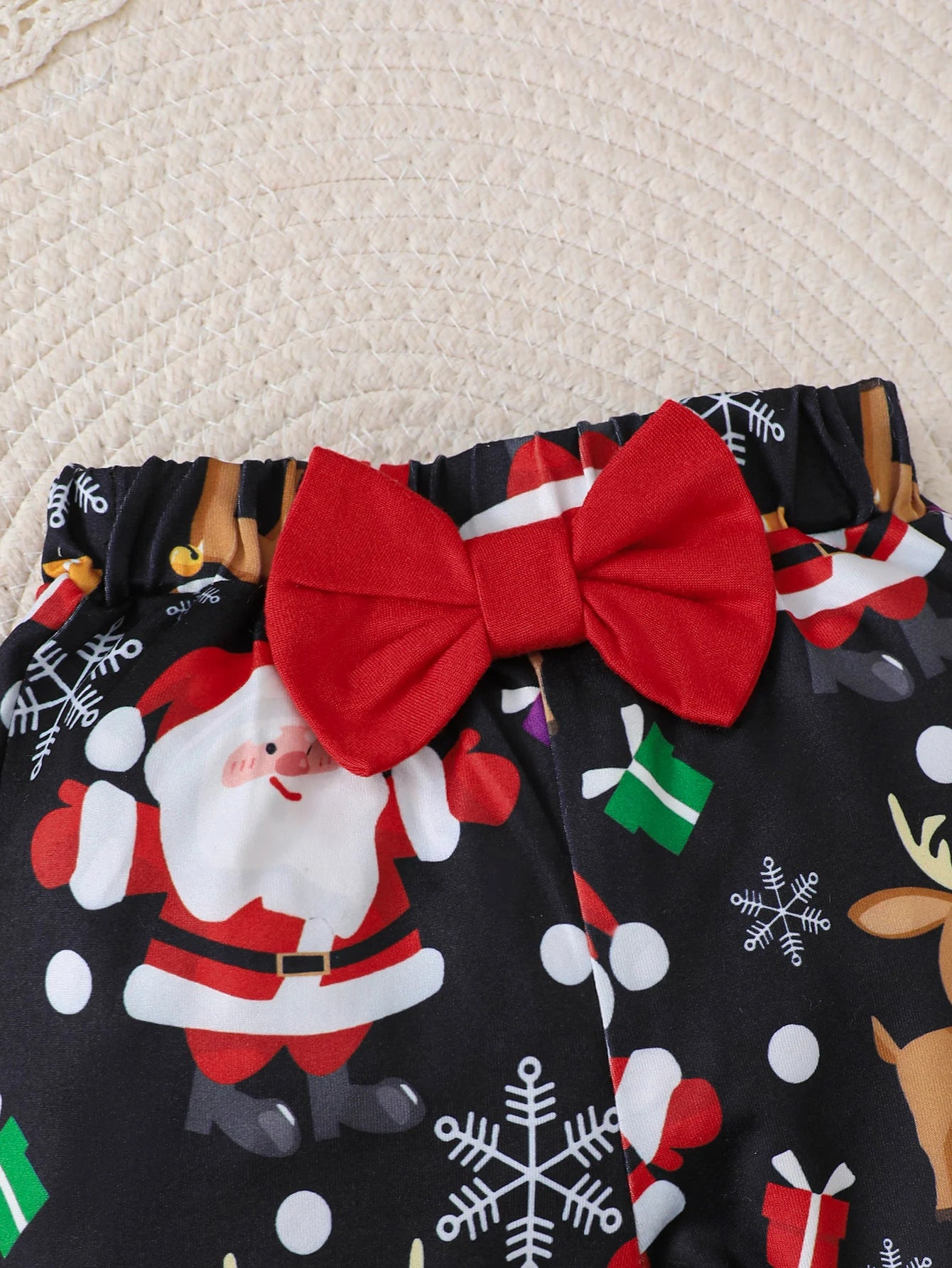 Ensemble de vêtements de Noël pour bébé : joli bas cloche imprimé père Noël et renne avec body à volants rouge et accessoires.