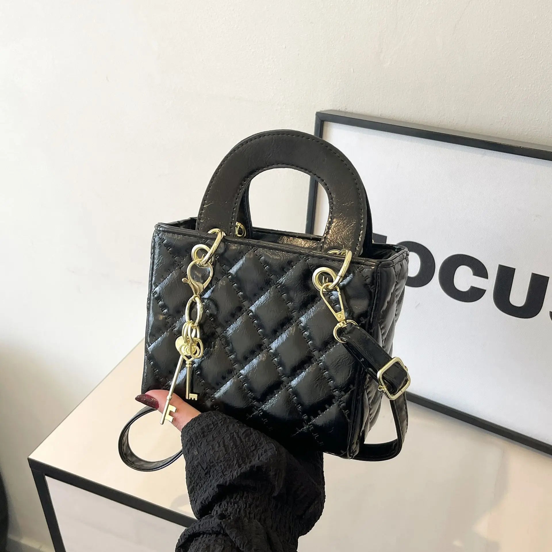 Fashionable and versatile women's shoulder/handbag with a simple diamond grid design and a high-quality PU leather square bag 