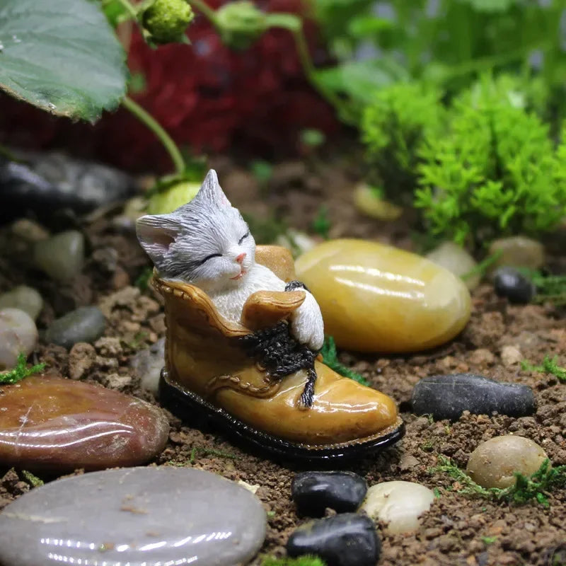 Kawaii cartoon cat figurine, Auckland cat sleeping in a boot, mini resin indicator, fun desk decorations, gift for friends