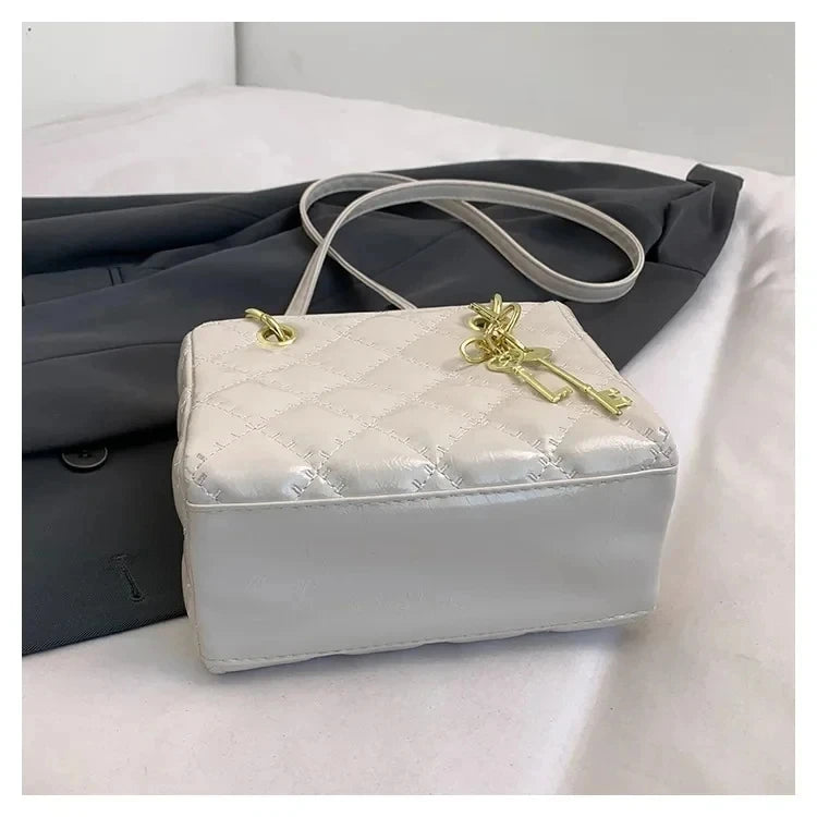 Fashionable and versatile women's shoulder/handbag with a simple diamond grid design and a high-quality PU leather square bag 