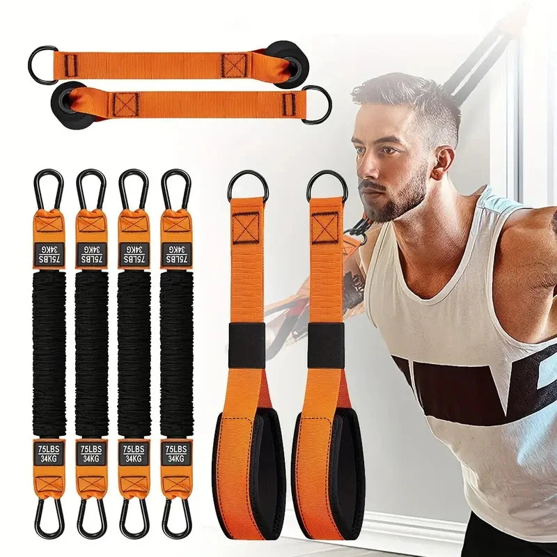 Équipement de fitness à domicile. Une bande de résistance utilisée pour la pression vers le bas et autres exercices pour façonner vos triceps, latissimus dorsi