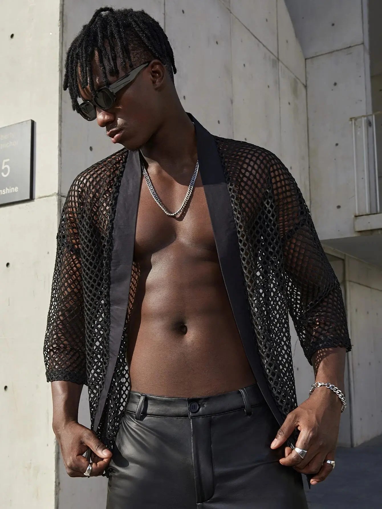Hommes hauts en maille évider T-shirt masculin Cardigan châle Streetwear hommes mode Performance porter chemise haute Chemise Homme