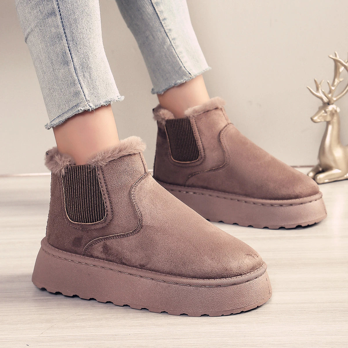 2025 Bottes de neige à enfiler à bout rond pour femmes pour un usage quotidien au bureau Bottes de neige décontractées antidérapantes à semelles épaisses Nouvelles bottines chaudes en daim