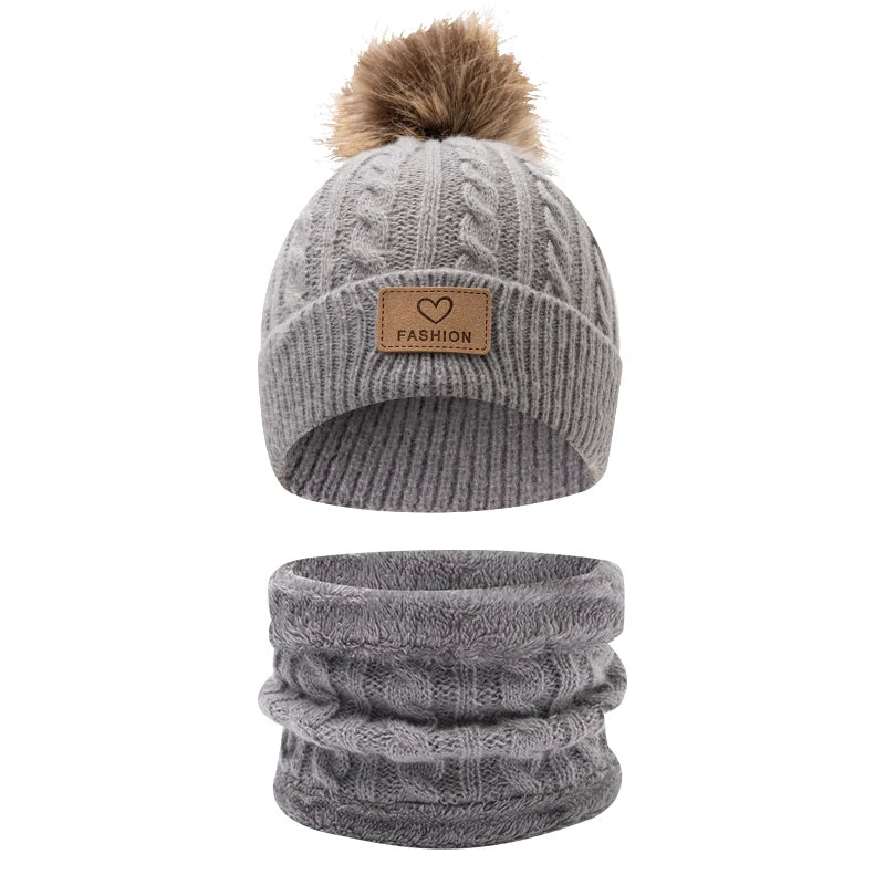 Ce ensemble de chapeaux et d'écharpe tricotés à une boule pour enfants convient aux enfants âgés de 3 à 12 ans à porter