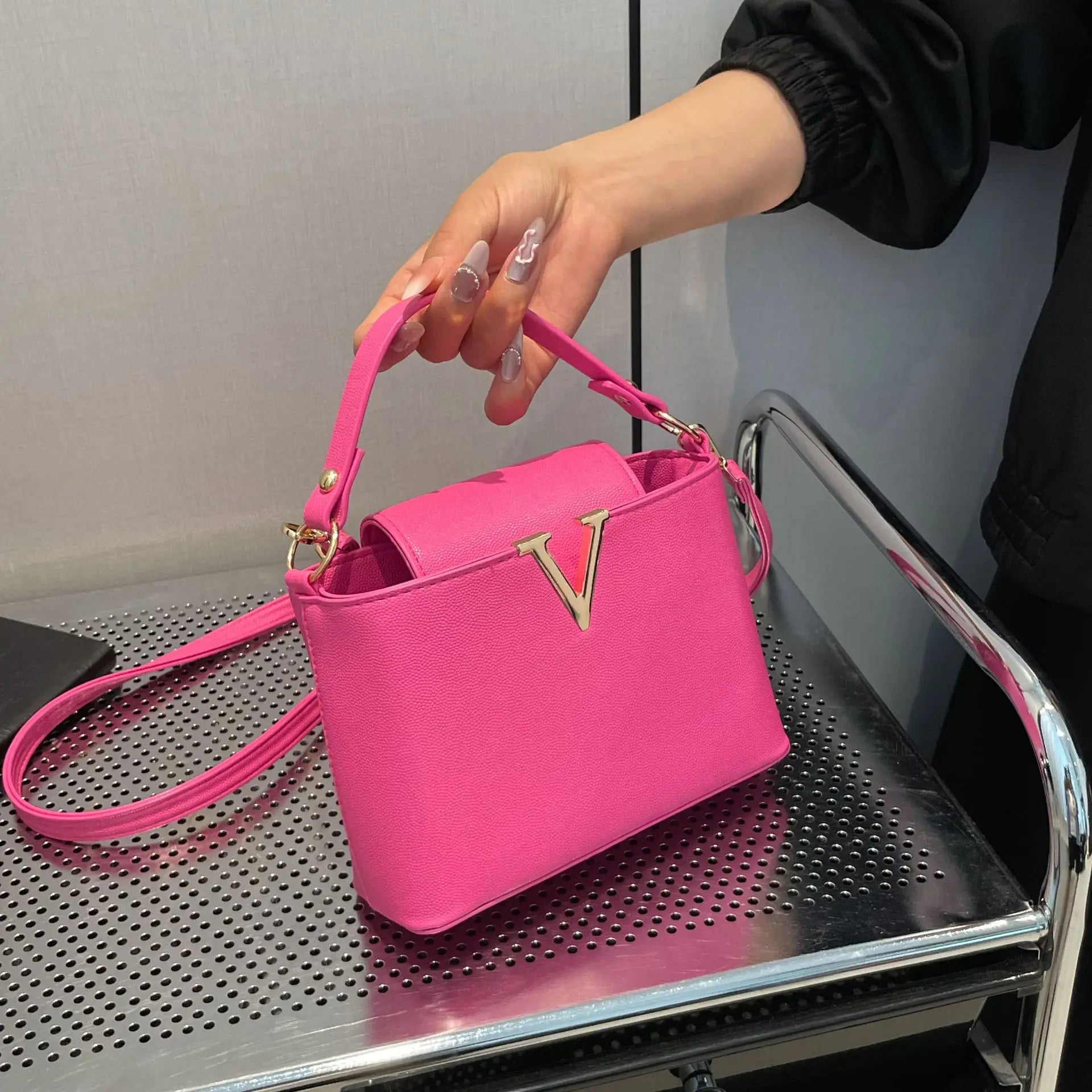 Sac fourre-tout de luxe pour femmes, sac seau élégant en cuir Pu en forme de V Chic, sac à main à couverture supérieure pour femmes, sac à bandoulière pour femme
