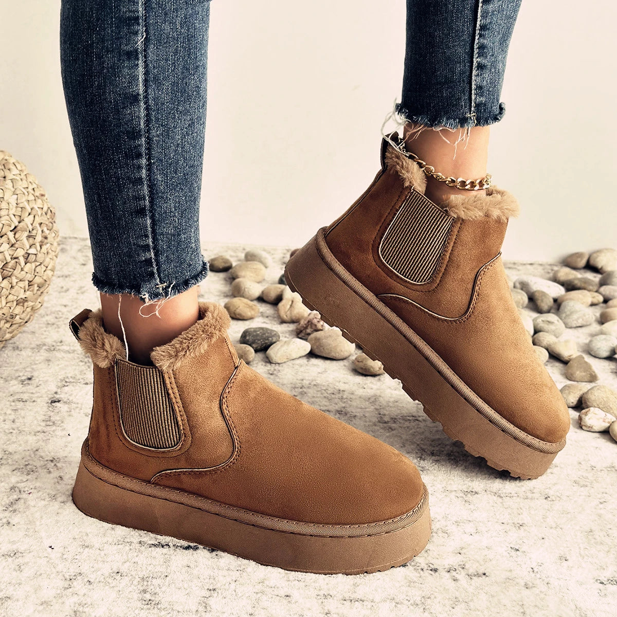 2025 Bottes de neige à enfiler à bout rond pour femmes pour un usage quotidien au bureau Bottes de neige décontractées antidérapantes à semelles épaisses Nouvelles bottines chaudes en daim