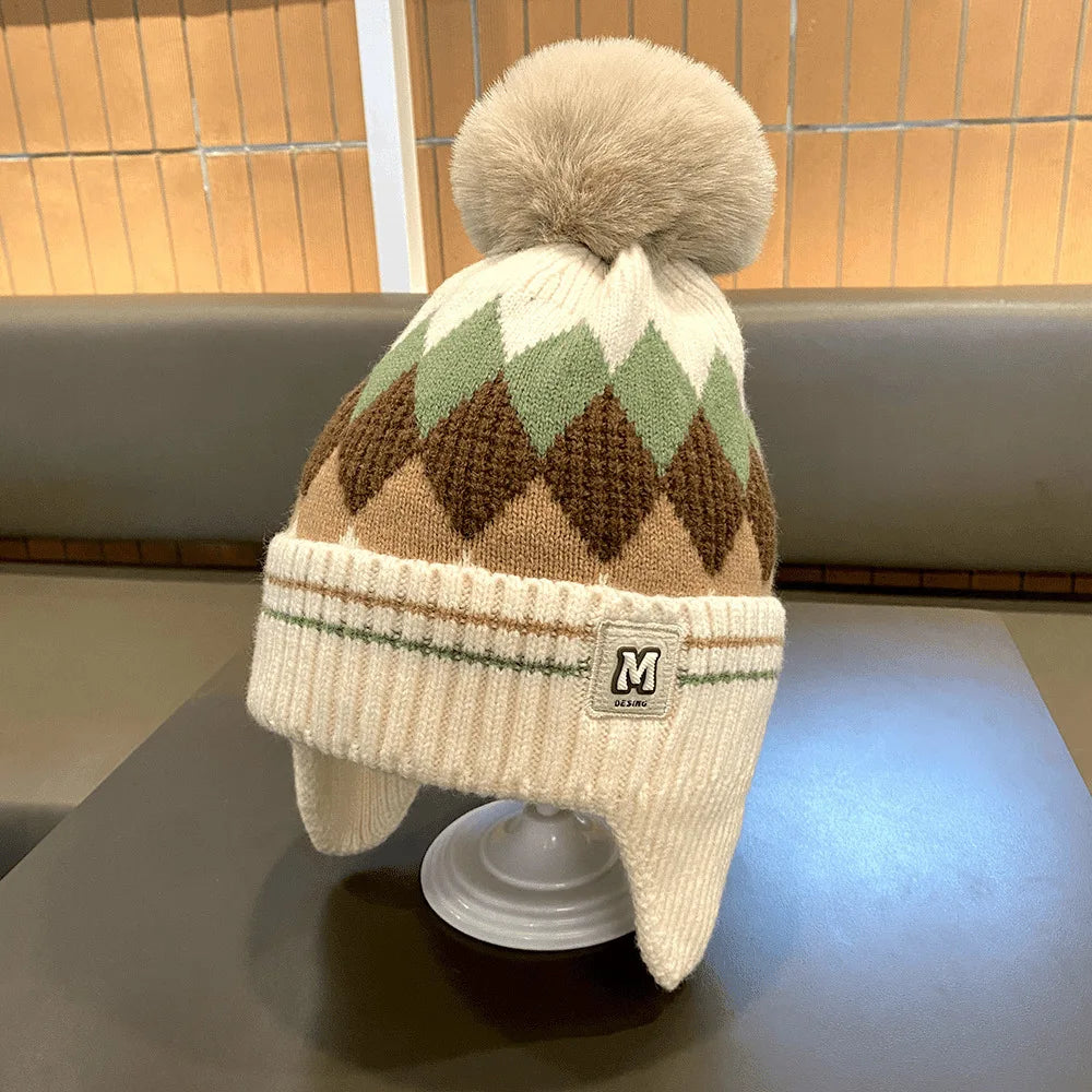 Nouveaux enfants tricoté chapeau chaud hiver chapeau avec peluche Pom cache-oreilles enfants coupe-vent et résistant au froid bonnet cadeau pour enfants